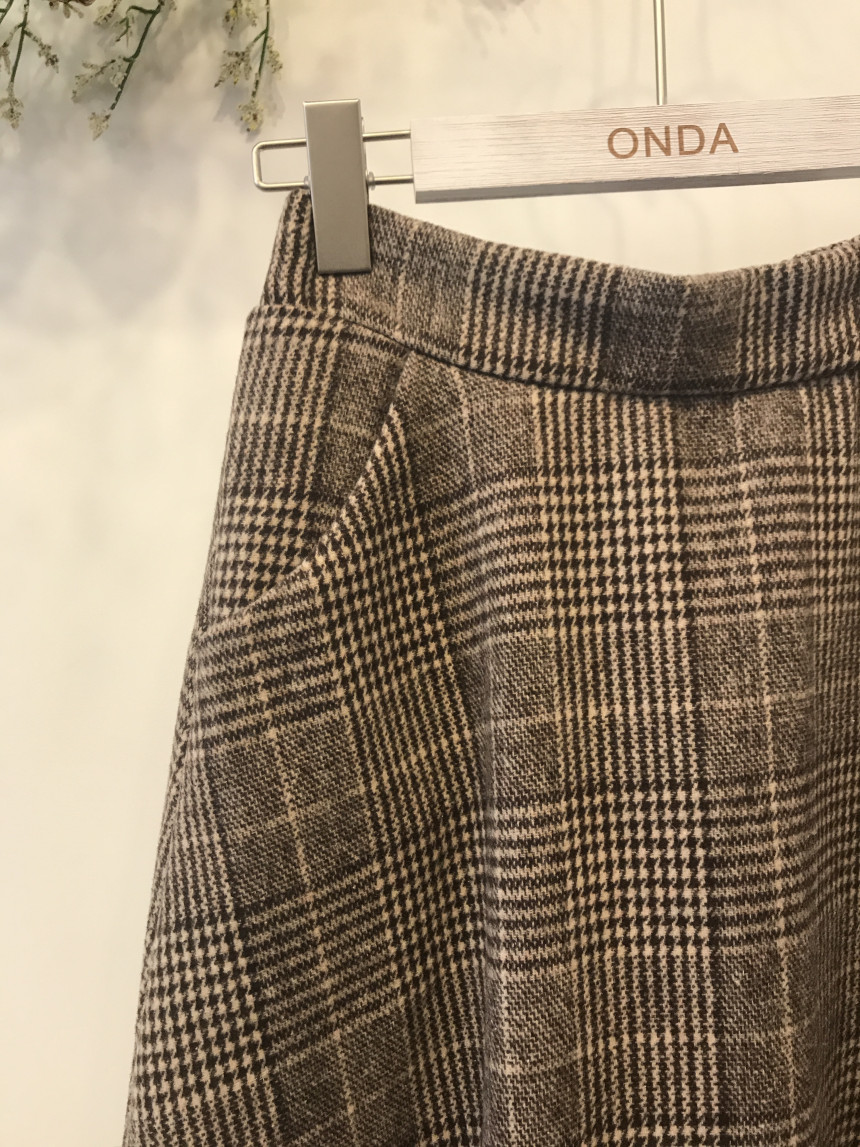 Casual 30-year-old woman clean and elegant woolly 