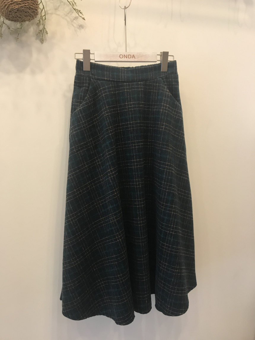 Casual 30-year-old woman clean and elegant woolly 