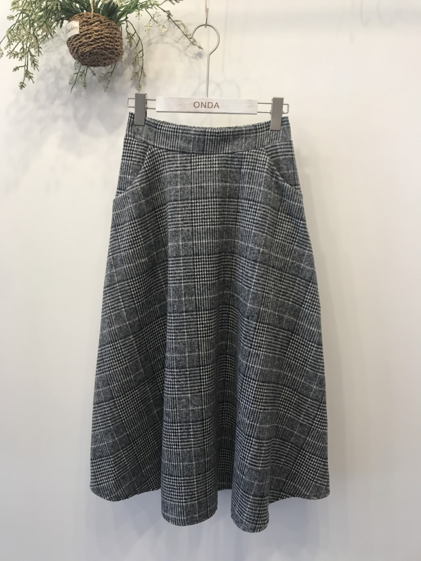 Casual 30-year-old woman clean and elegant woolly 