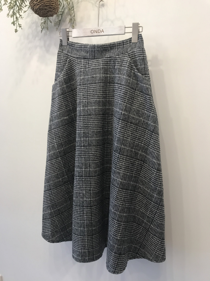 Casual 30-year-old woman clean and elegant woolly 