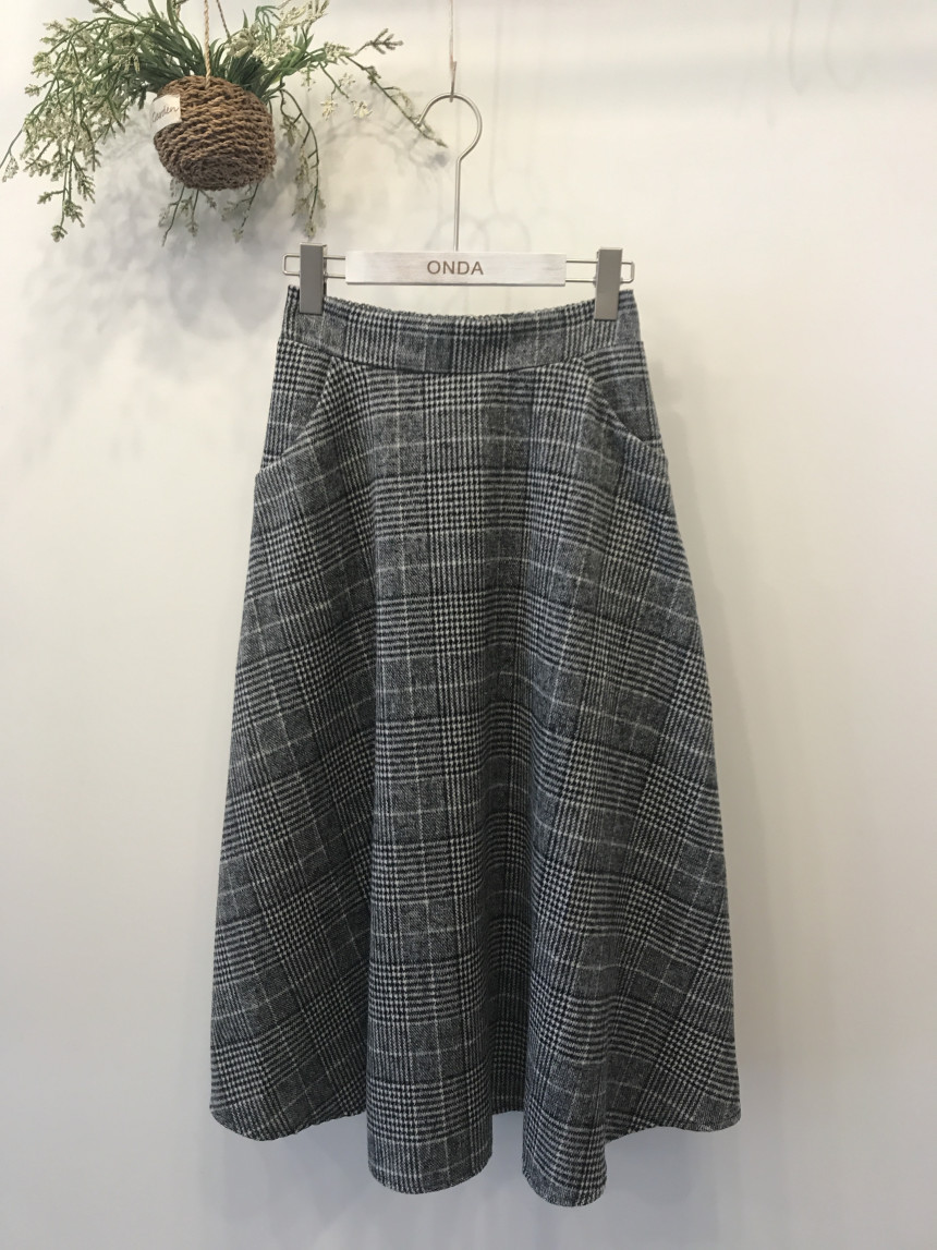 Casual 30-year-old woman clean and elegant woolly 