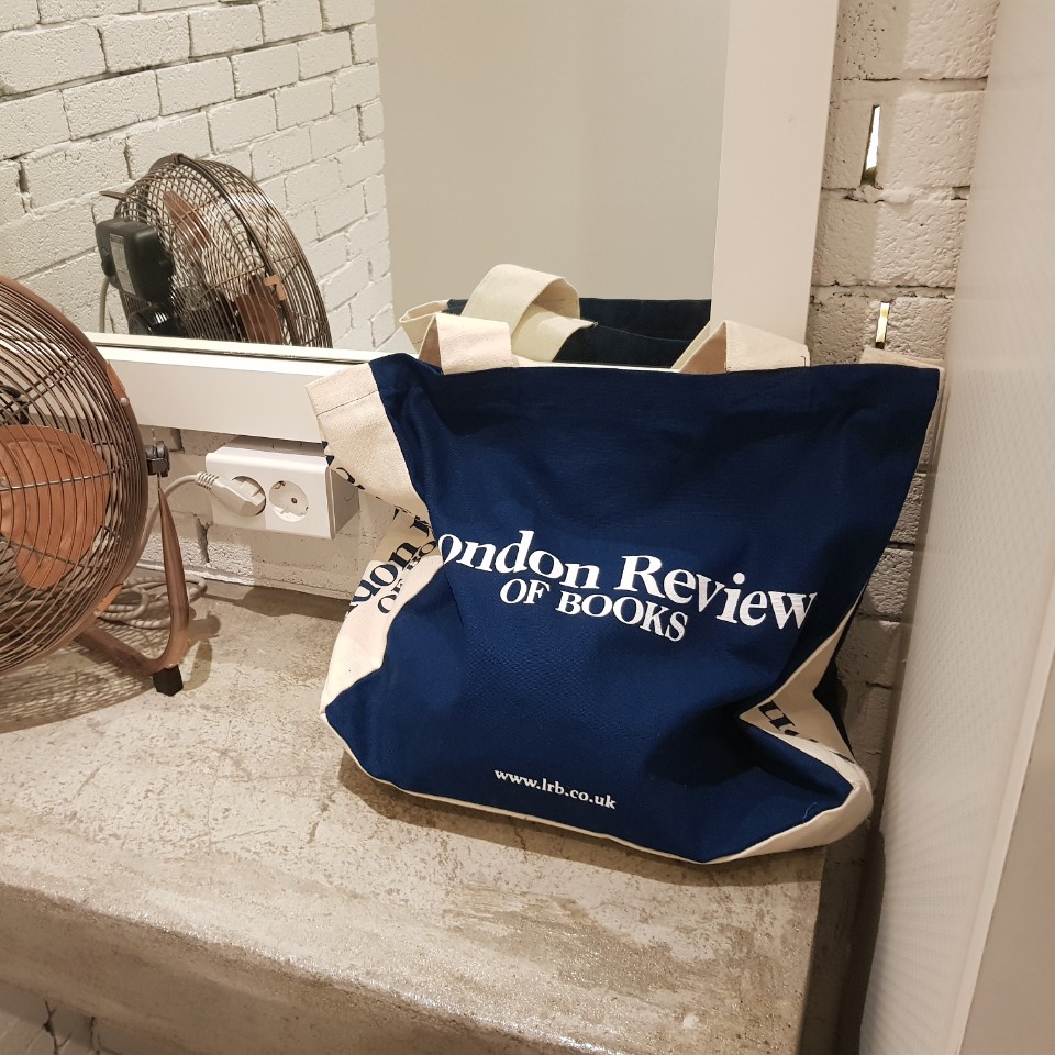 <b><p>London Review of Books Eco Bag Navy Genuine</p></b><b><p>ロンドンレビューオブブックスエコバックネイビー本物 런던에코백 리뷰오브북스 백네이비</p></b><br /><br /><p align='center'>