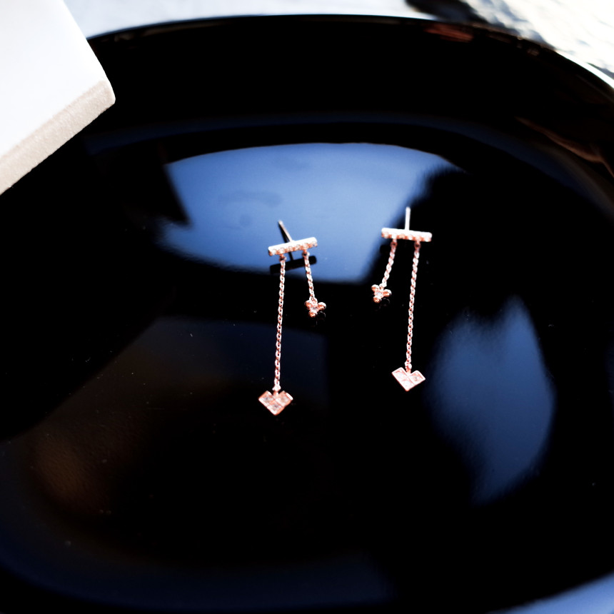 Frisian Horizon Two-Drop Two-Sided Symmetrical Ear