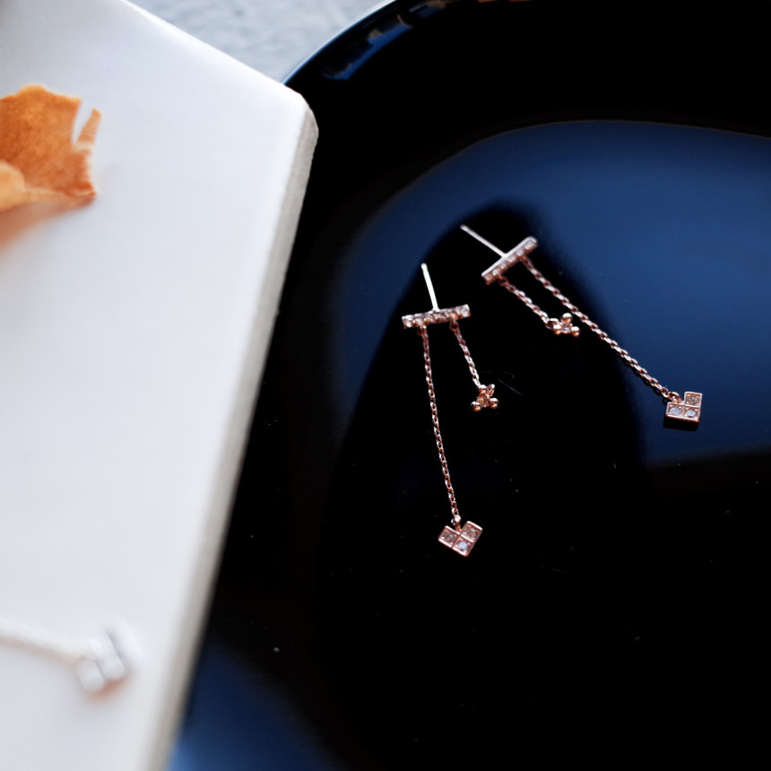 Frisian Horizon Two-Drop Two-Sided Symmetrical Ear