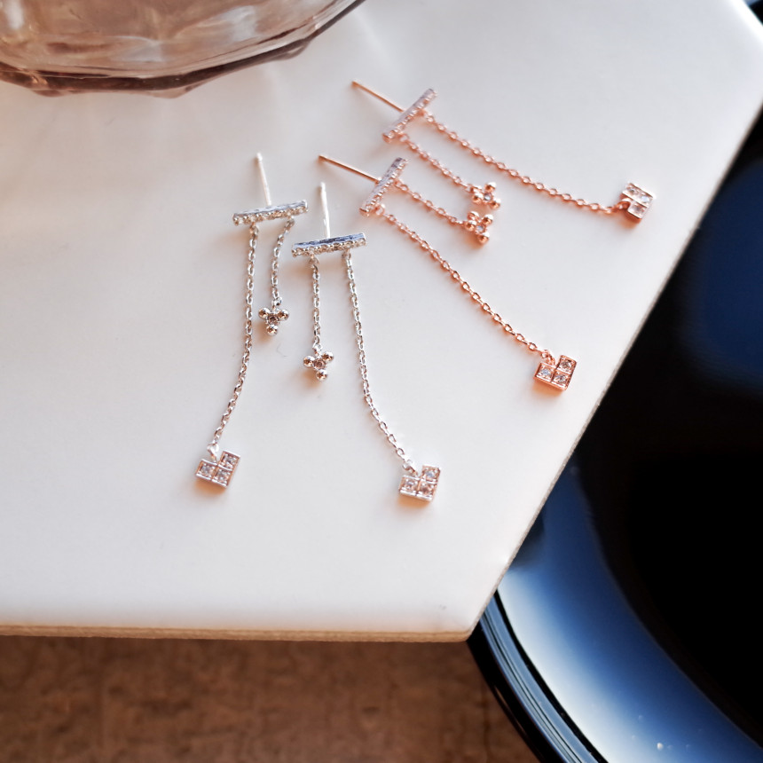 Frisian Horizon Two-Drop Two-Sided Symmetrical Ear