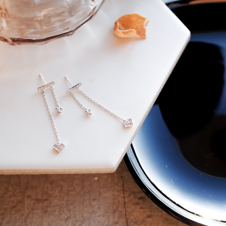 Frisian Horizon Two-Drop Two-Sided Symmetrical Ear