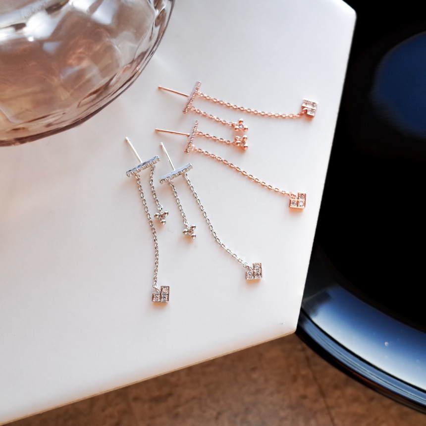 Frisian Horizon Two-Drop Two-Sided Symmetrical Ear