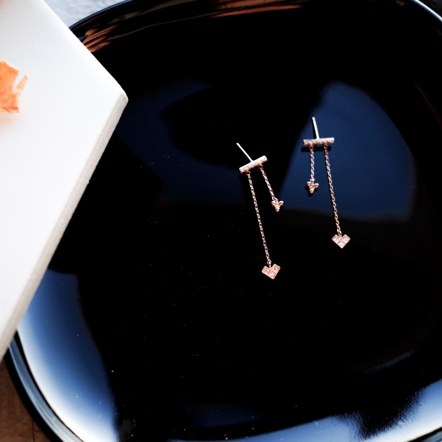 Frisian Horizon Two-Drop Two-Sided Symmetrical Ear