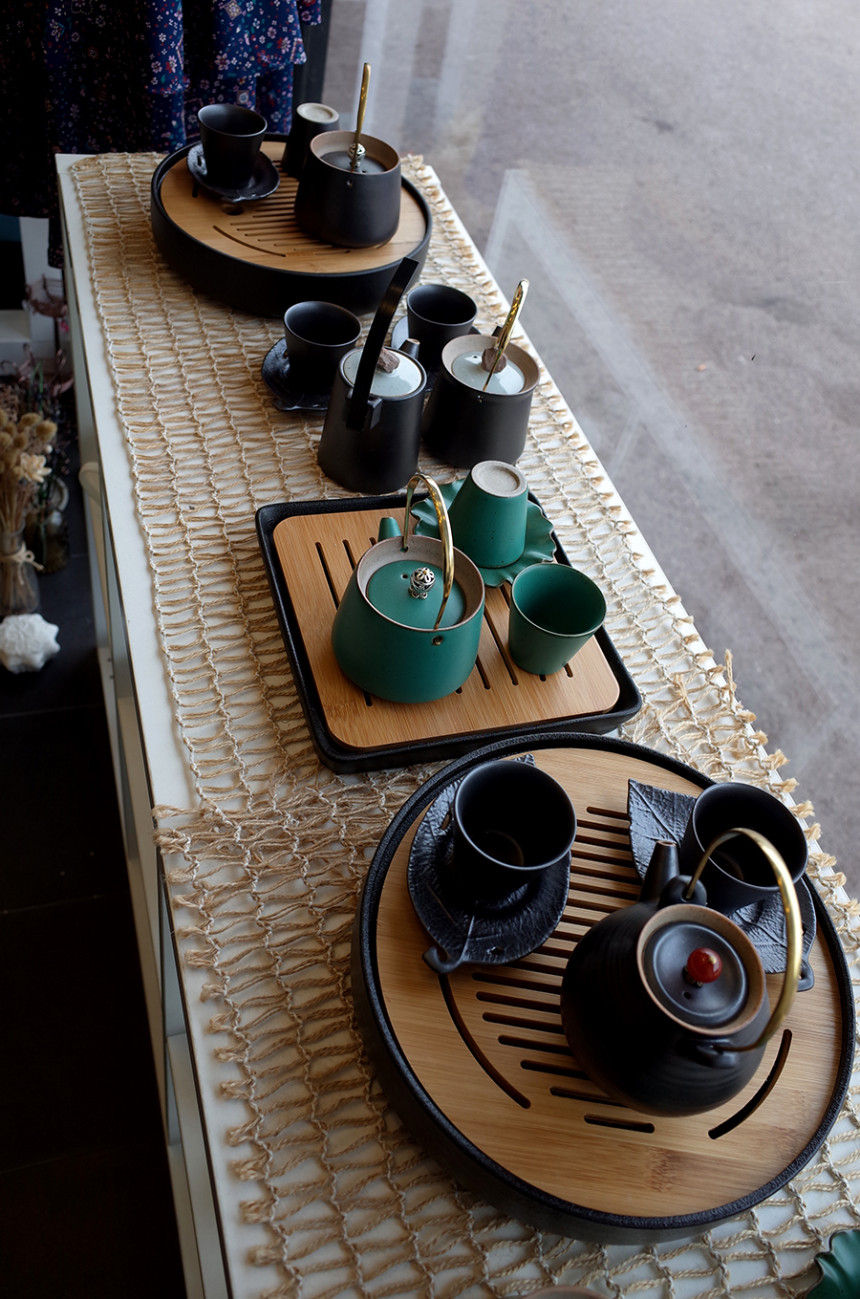 Blanche dark brown small stones vintage green tea 