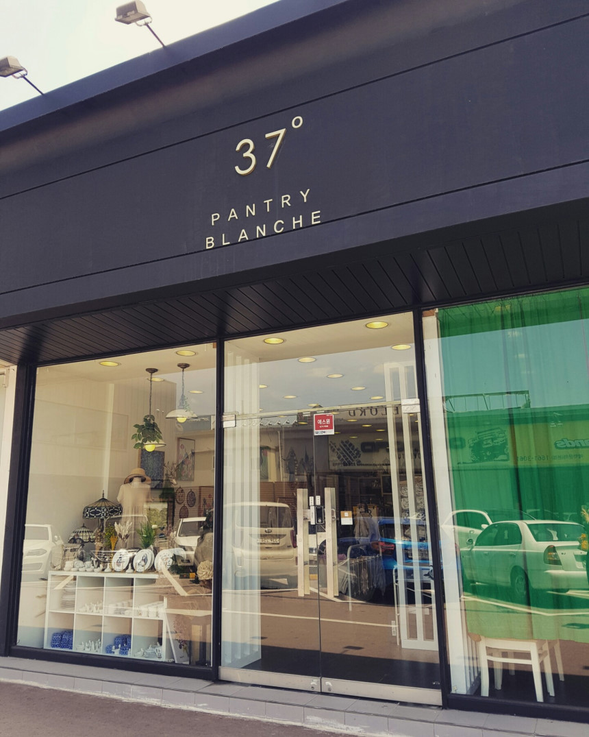 Blanche dark brown small stones vintage green tea 