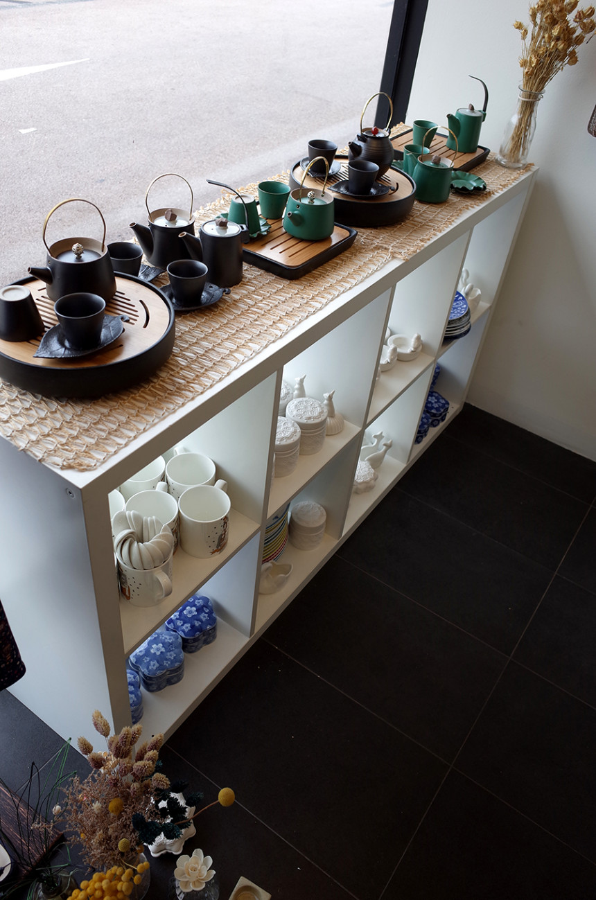 Blanche dark brown small stones vintage green tea 