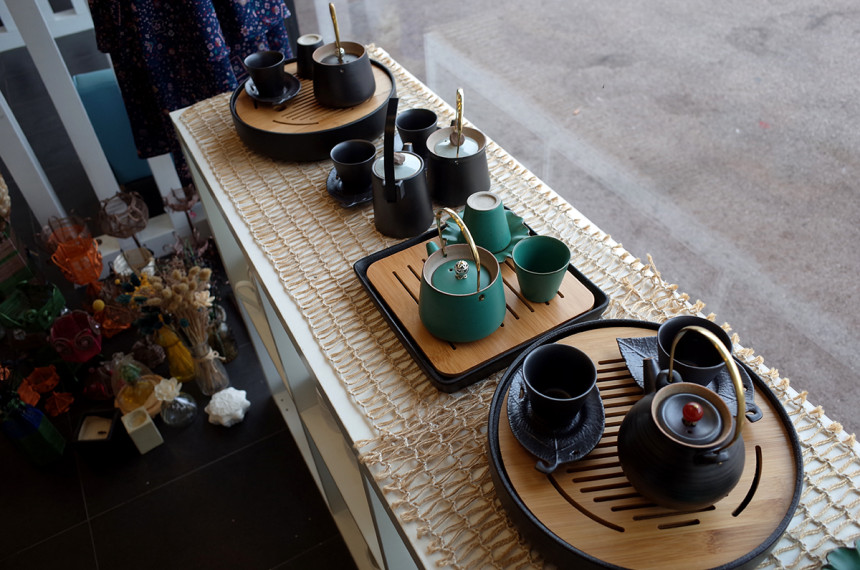 Blanche dark brown small stones vintage green tea 