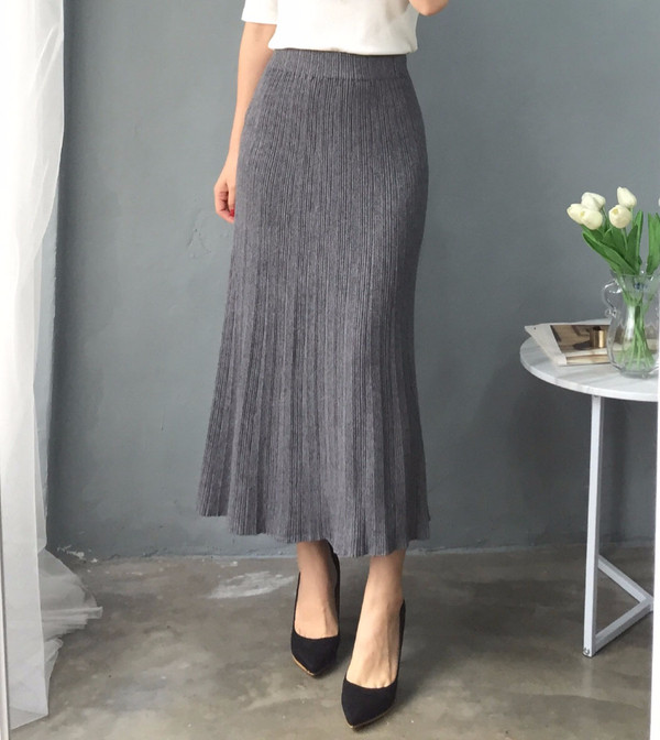 Knit long-sleeved long skirt