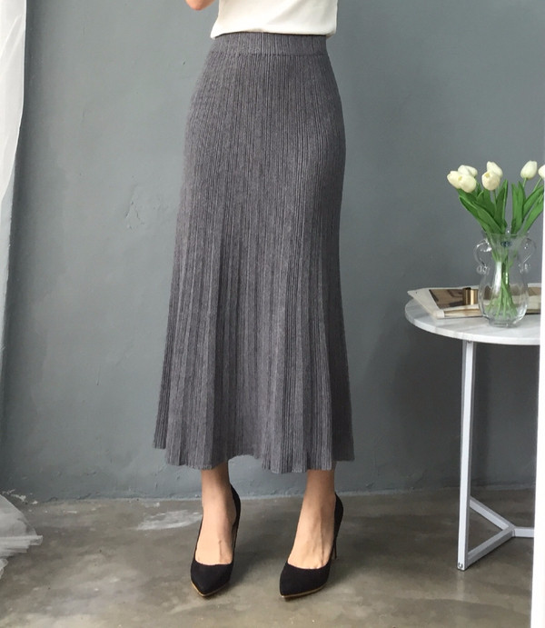 Knit long-sleeved long skirt