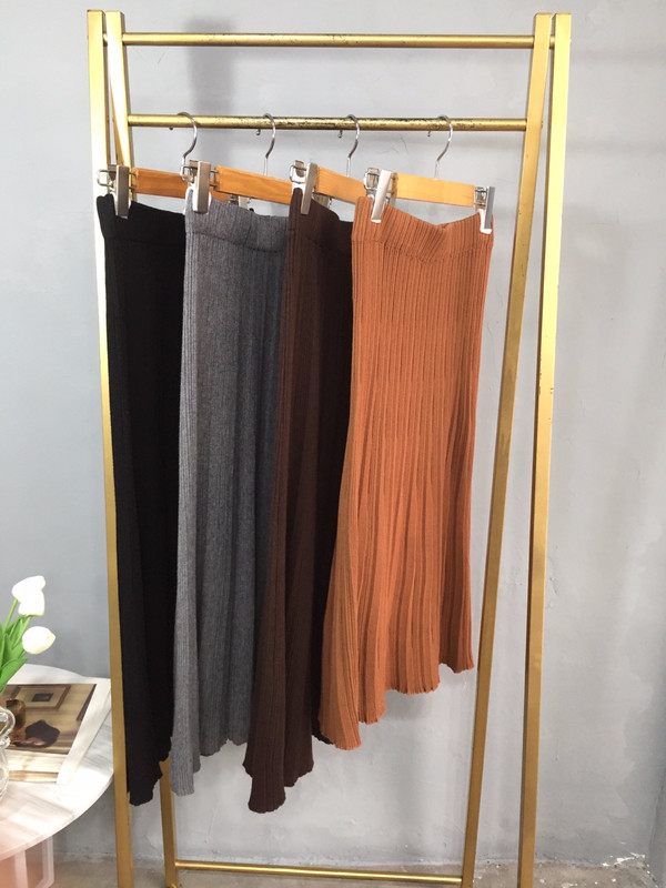 Knit long-sleeved long skirt