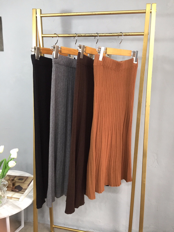 Knit long-sleeved long skirt