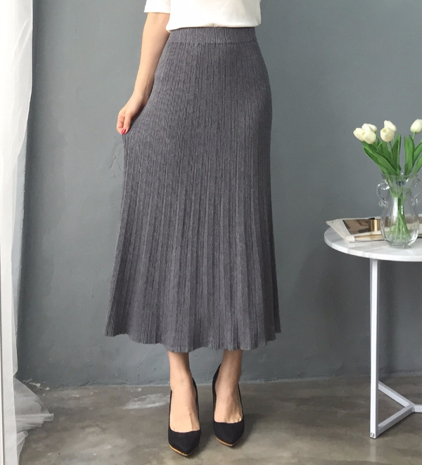 Knit long-sleeved long skirt