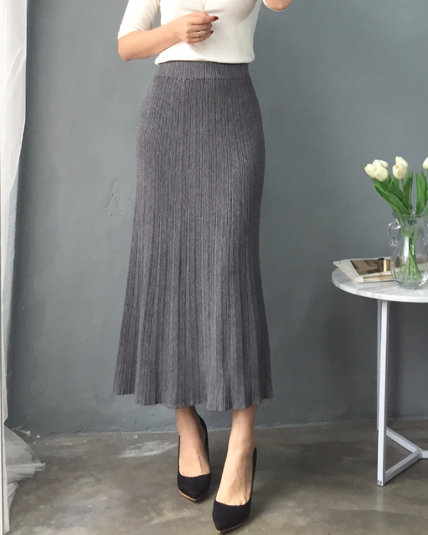 Knit long-sleeved long skirt
