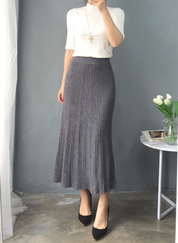 Knit long-sleeved long skirt