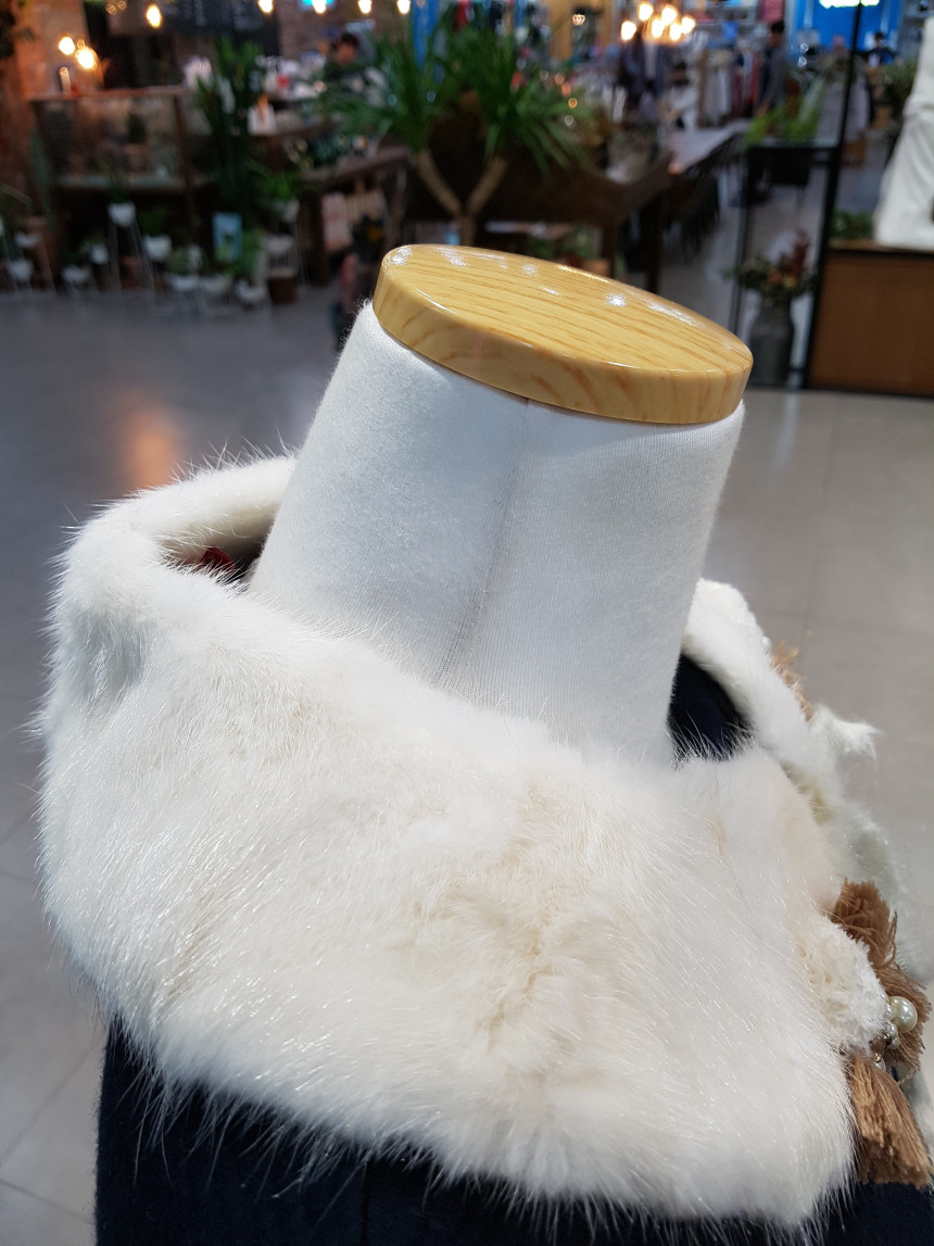 Jill Baiji Stewart White Mink Round Collar Muffler