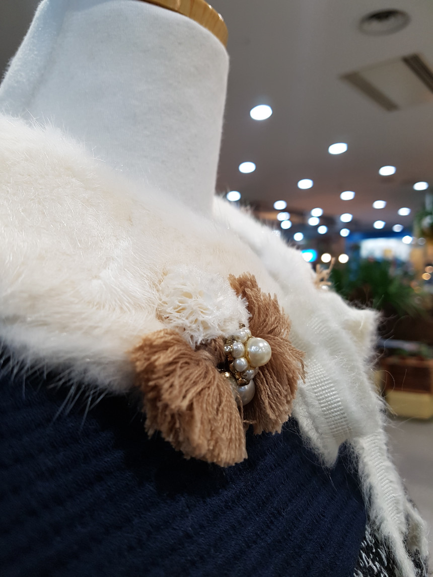 Jill Baiji Stewart White Mink Round Collar Muffler