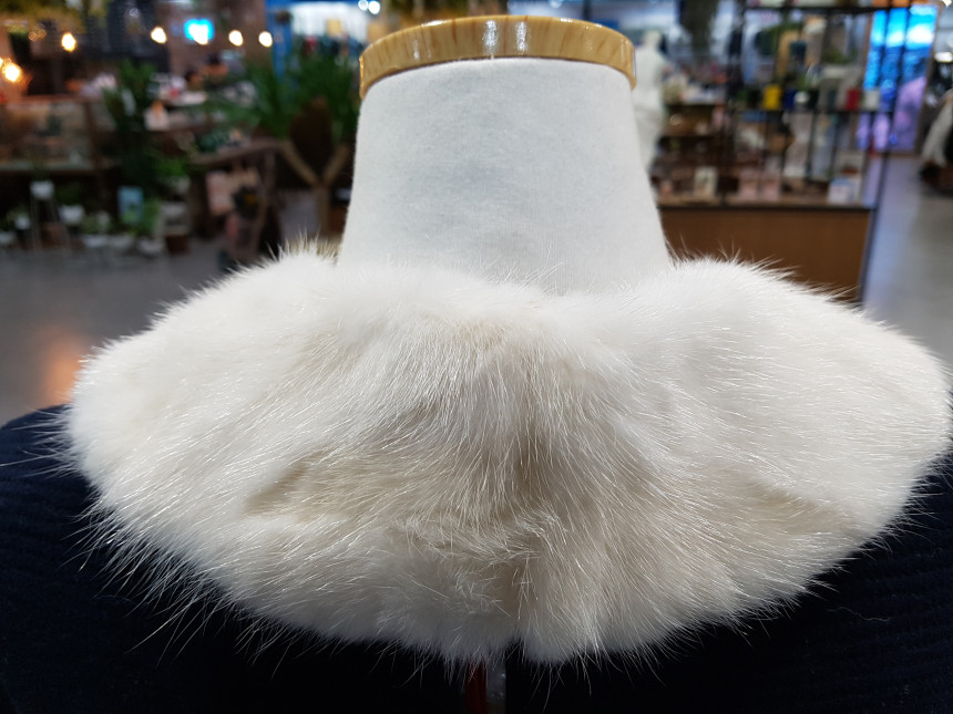 Jill Baiji Stewart White Mink Round Collar Muffler
