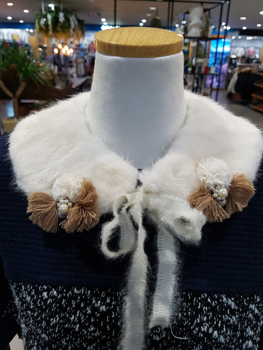 Jill Baiji Stewart White Mink Round Collar Muffler