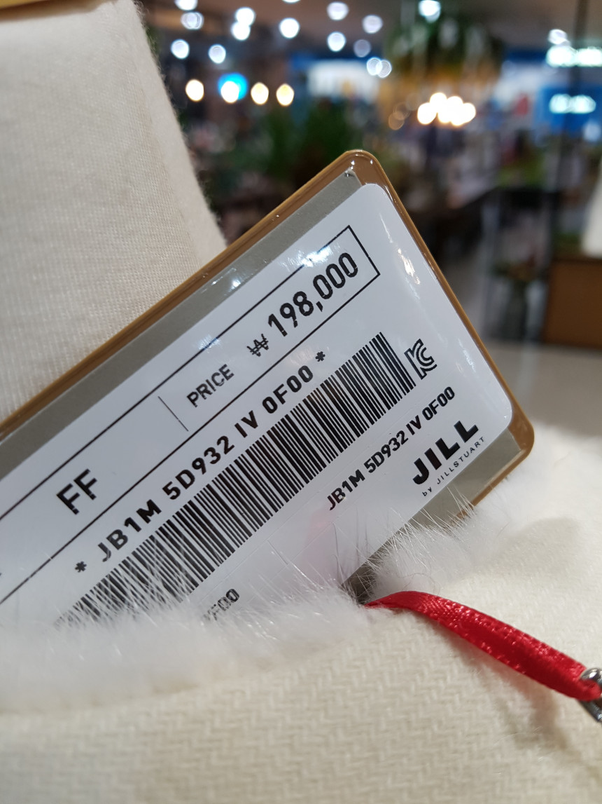 Jill Baiji Stewart White Mink Round Collar Muffler