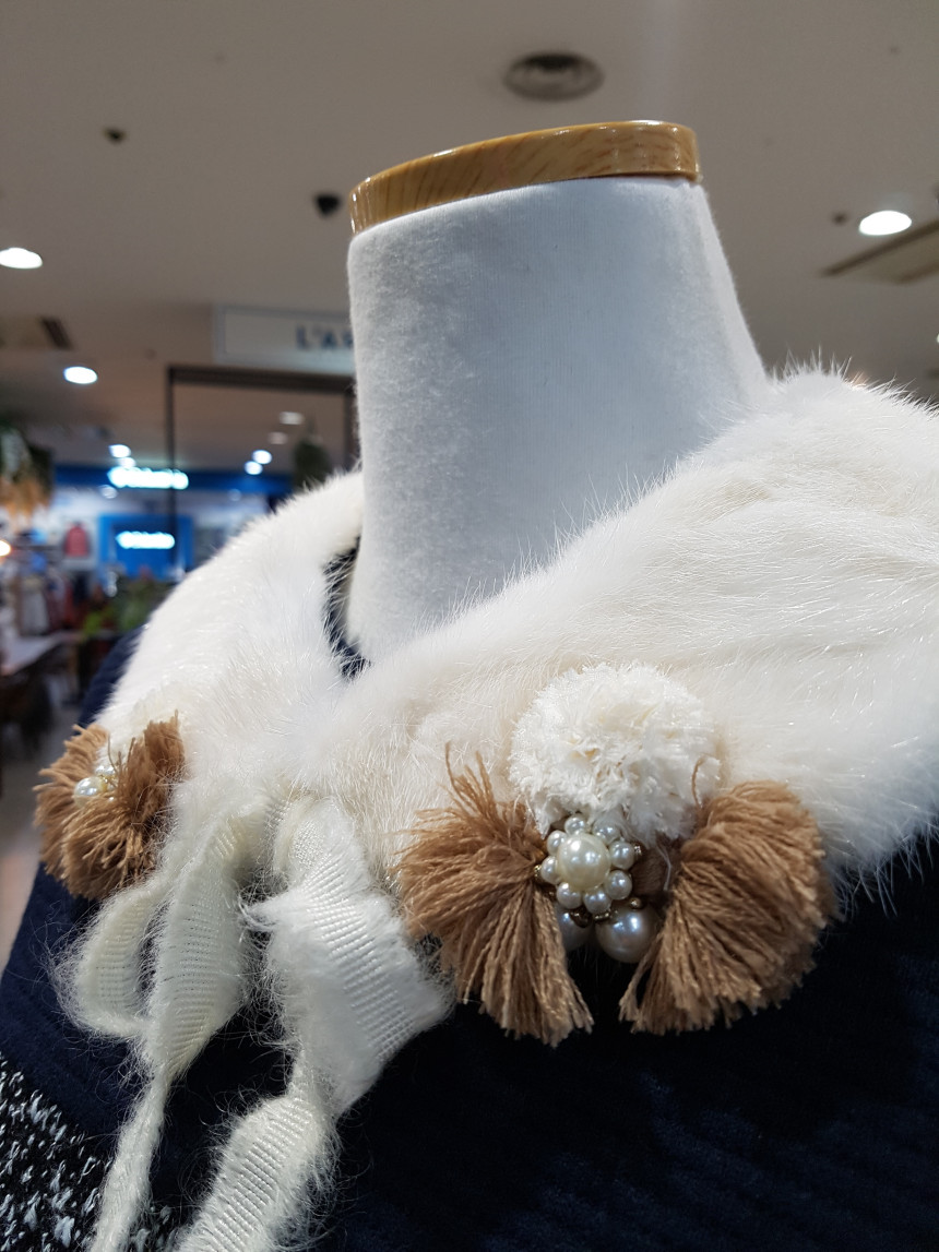 Jill Baiji Stewart White Mink Round Collar Muffler