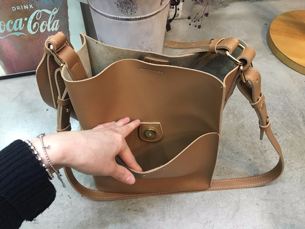 <b><p>Daily Two-Way Bag Leather Should Cross Beige</p></b><b><p>デイリーツーウェイバッグレザーショルダーバッグクロスバックバーガンディベージュカジュアルバッグブラッ</p></b><br /><br /><p align='center'>