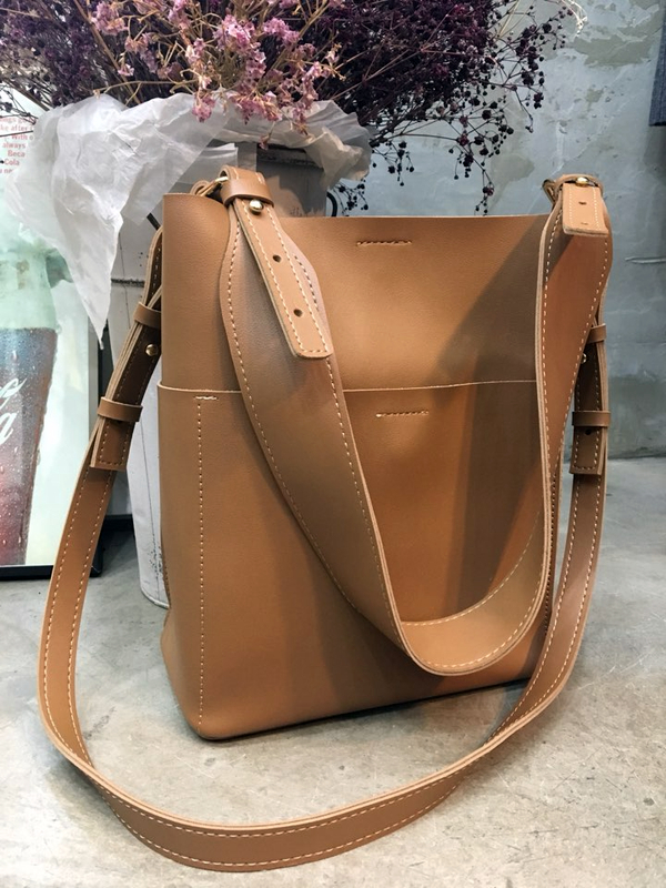 <b><p>Daily Two-Way Bag Leather Should Cross Beige</p></b><b><p>デイリーツーウェイバッグレザーショルダーバッグクロスバックバーガンディベージュカジュアルバッグブラッ</p></b><br /><br /><p align='center'>