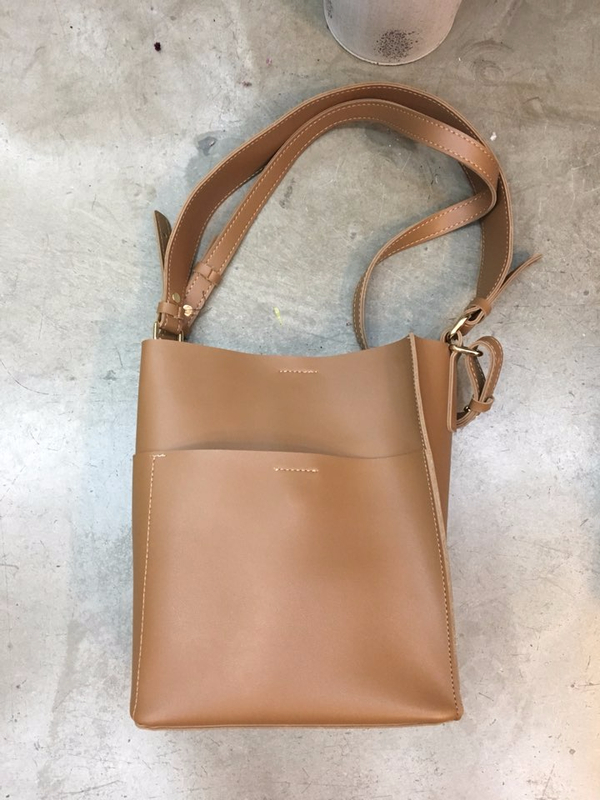 <b><p>Daily Two-Way Bag Leather Should Cross Beige</p></b><b><p>デイリーツーウェイバッグレザーショルダーバッグクロスバックバーガンディベージュカジュアルバッグブラッ</p></b><br /><br /><p align='center'>