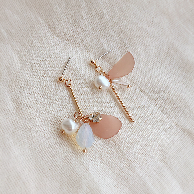 Two kinds of freshwater pearl drop earrings unspok