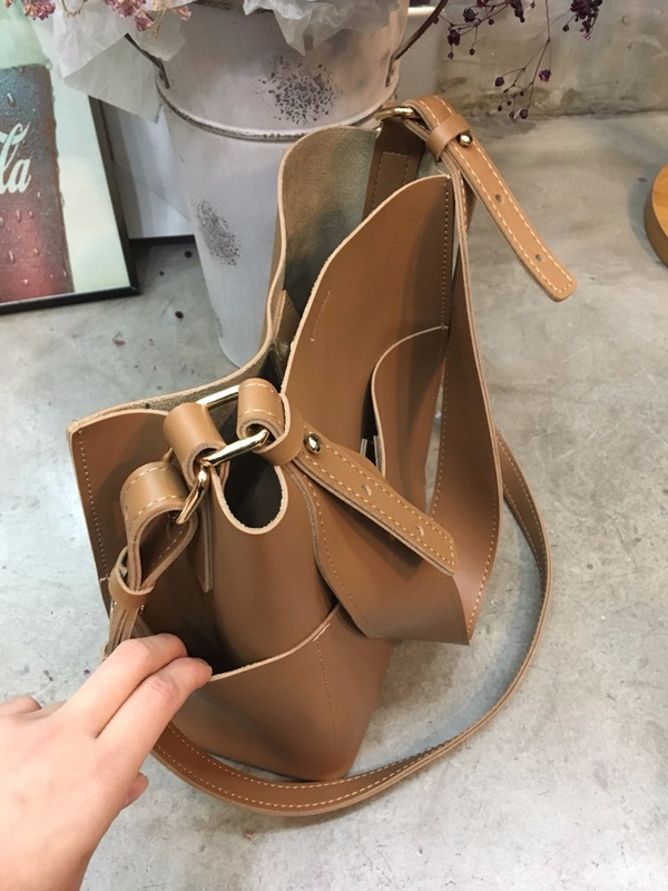 <b><p>Daily Two-Way Bag Leather Should Cross Beige</p></b><b><p>デイリーツーウェイバッグレザーショルダーバッグクロスバックバーガンディベージュカジュアルバッグブラッ</p></b><br /><br /><p align='center'>