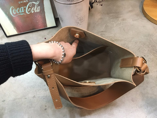 <b><p>Daily Two-Way Bag Leather Should Cross Beige</p></b><b><p>デイリーツーウェイバッグレザーショルダーバッグクロスバックバーガンディベージュカジュアルバッグブラッ</p></b><br /><br /><p align='center'>