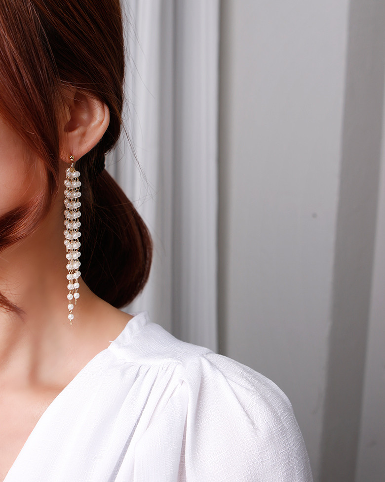 Small pearl drop earrings Bright year-end look