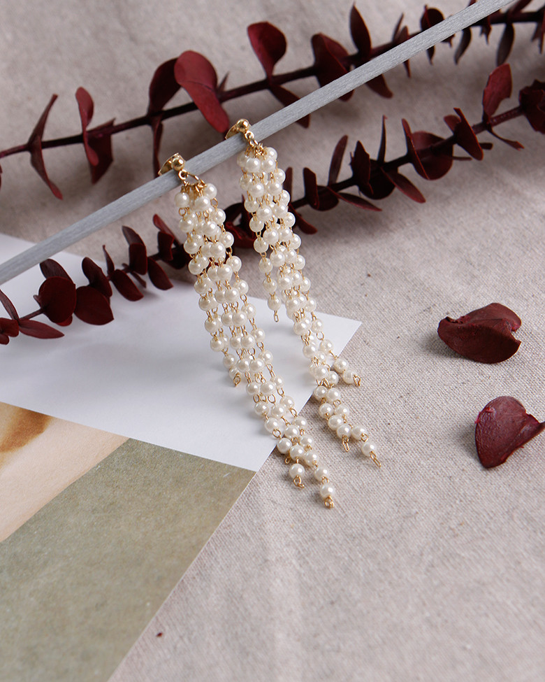 Small pearl drop earrings Bright year-end look