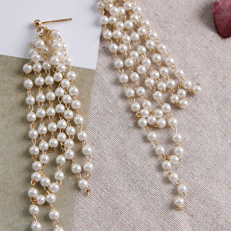 Small pearl drop earrings Bright year-end look