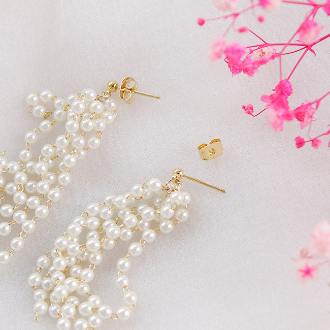 Small pearl drop earrings Bright year-end look
