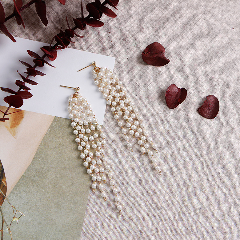 Small pearl drop earrings Bright year-end look