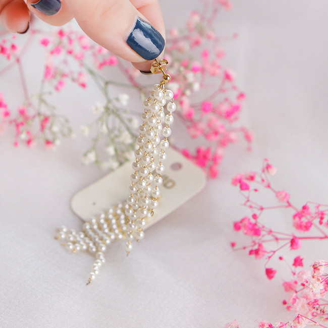 Small pearl drop earrings Bright year-end look