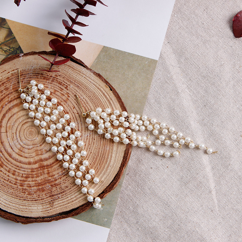 Small pearl drop earrings Bright year-end look