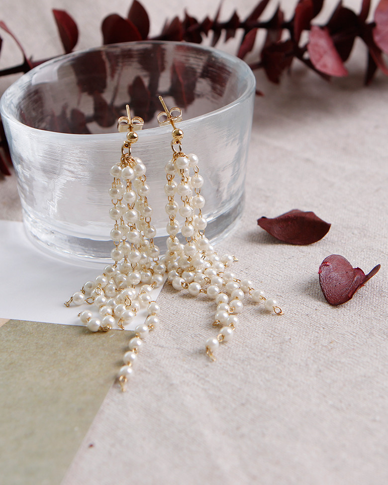 Small pearl drop earrings Bright year-end look
