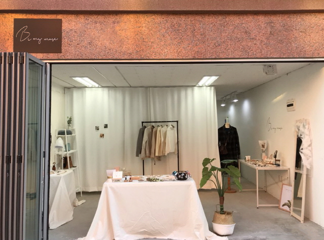 Blanc Square Pearl Antique Gem Earrings Freshwater