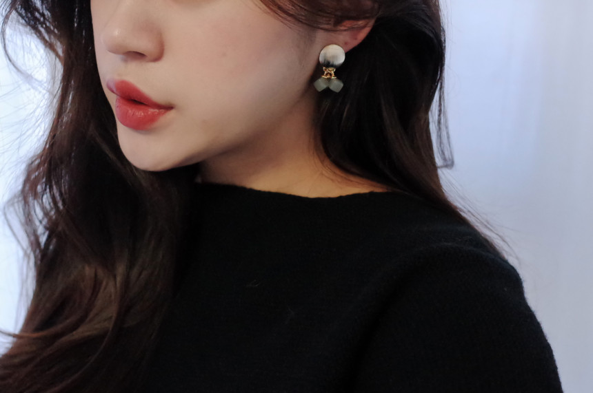 NO.48 Three Square Color Ball Metal Modern Earring
