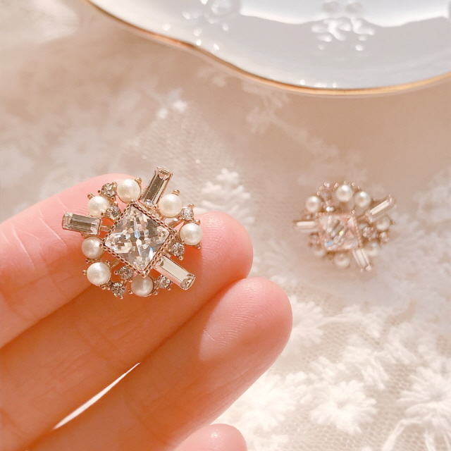 Blanc Square Pearl Antique Gem Earrings Freshwater