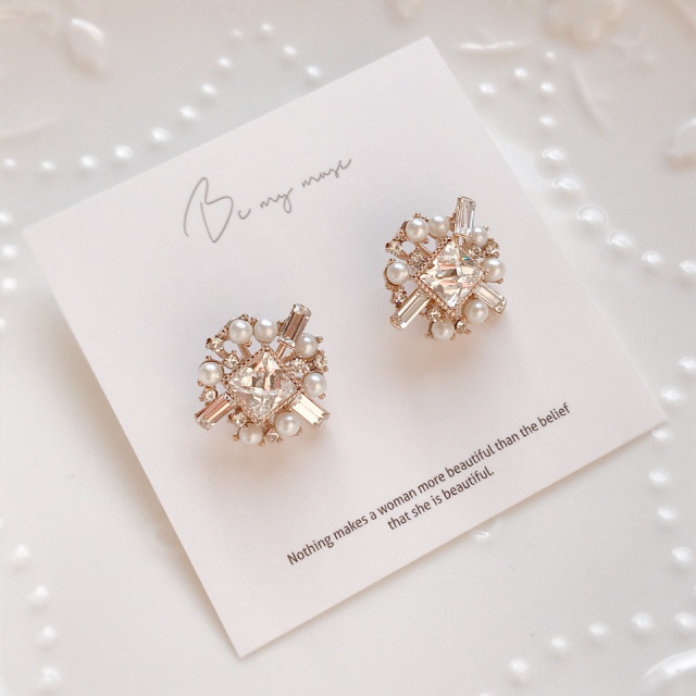 Blanc Square Pearl Antique Gem Earrings Freshwater