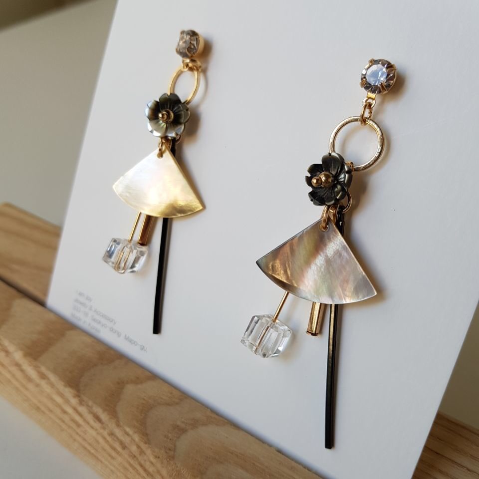 Laputa mother-of-pearl crystal drop earrings sense