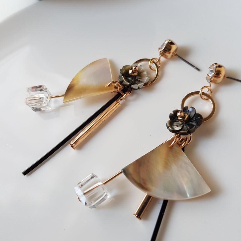 Laputa mother-of-pearl crystal drop earrings sense