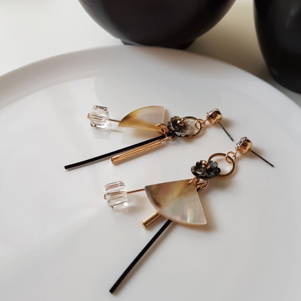 Laputa mother-of-pearl crystal drop earrings sense